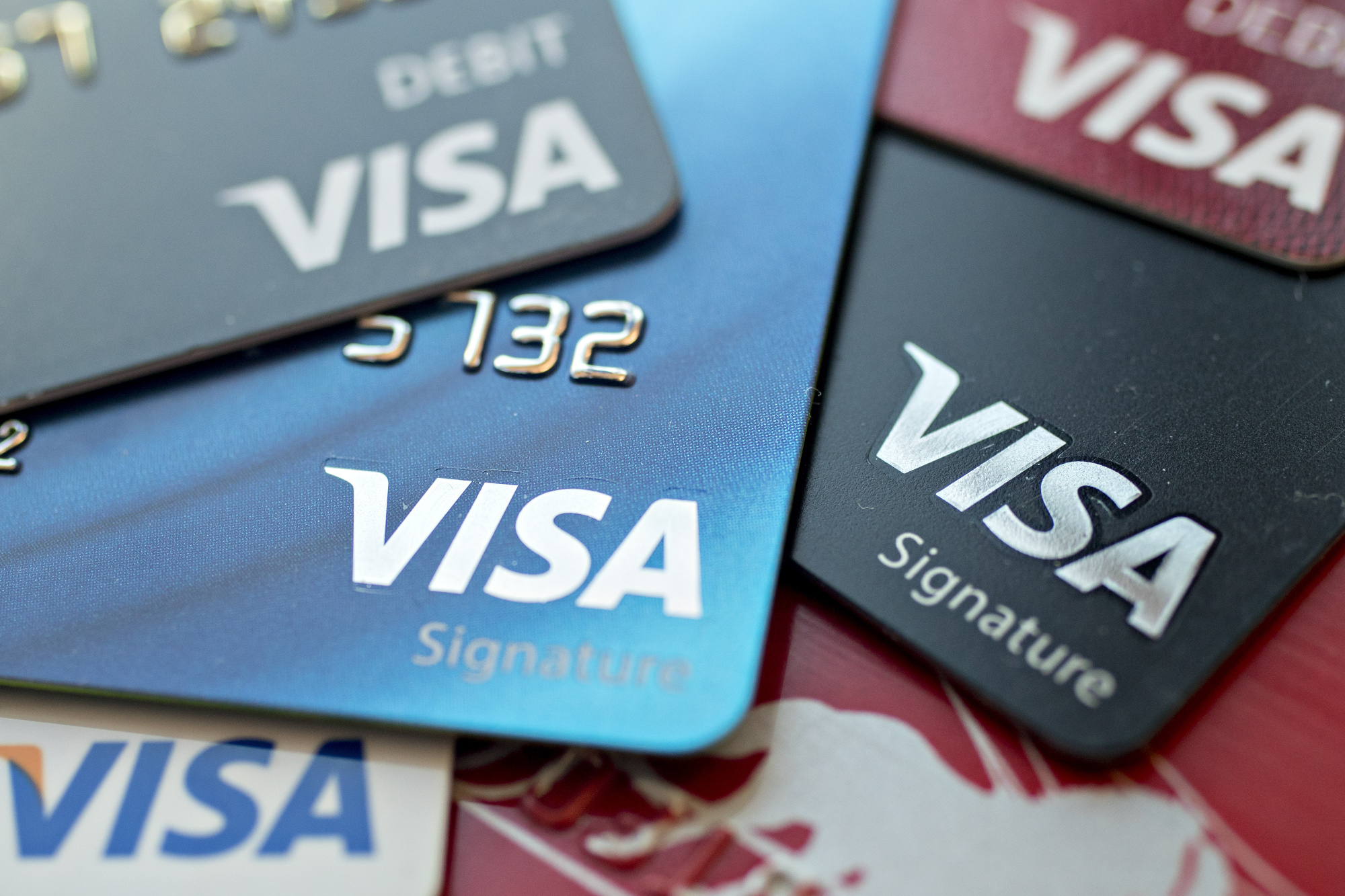 Visa йирик бозорларда карта тўловлари учун комиссияни пасайтиради