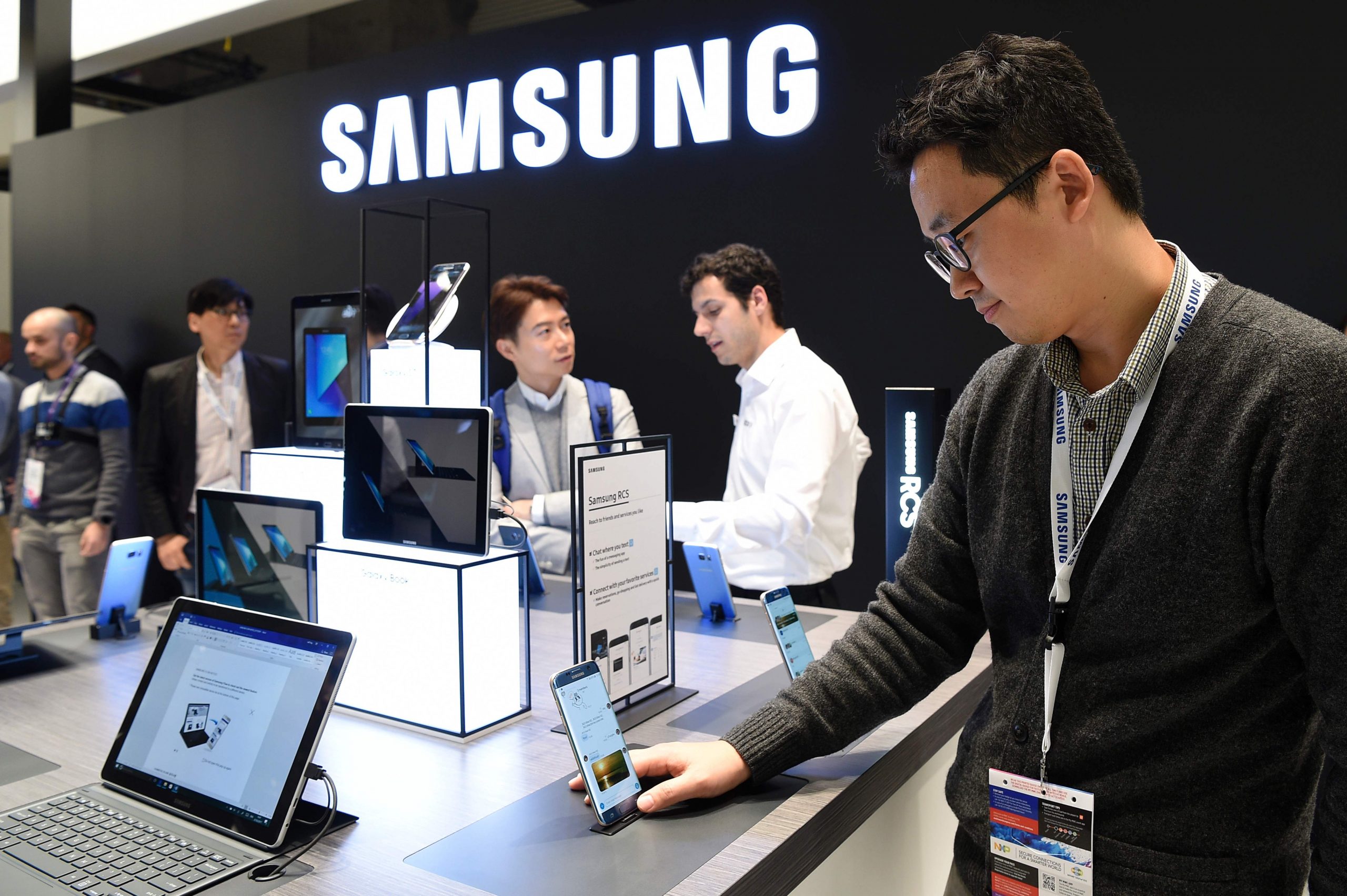 Samsung Россияда смартфонлар сотуви бўйича биринчи ўринга кўтарилди