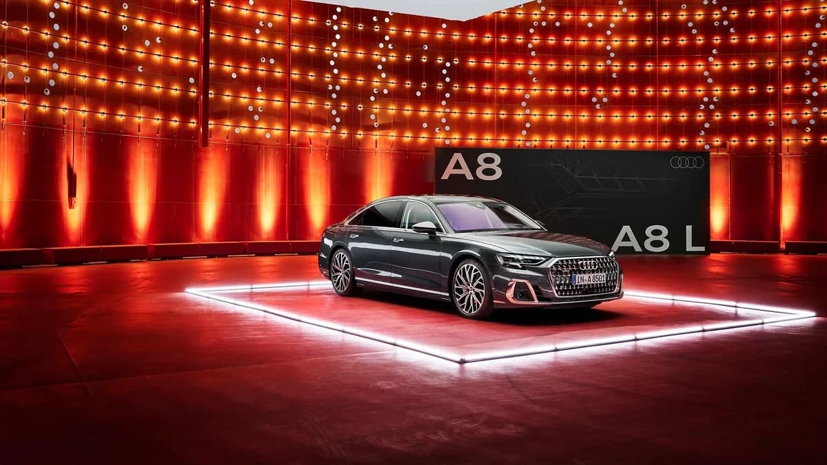 Audi янгиланган A8 седанини намойиш этди (фото)