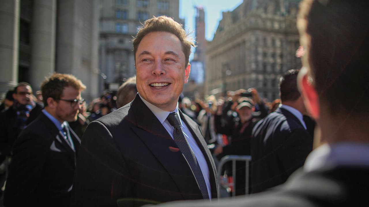 «Hertz билан шартнома ҳали имзоланмаган». Маскнинг баёнотидан сўнг Tesla акциялари 7 фоиз пастлади