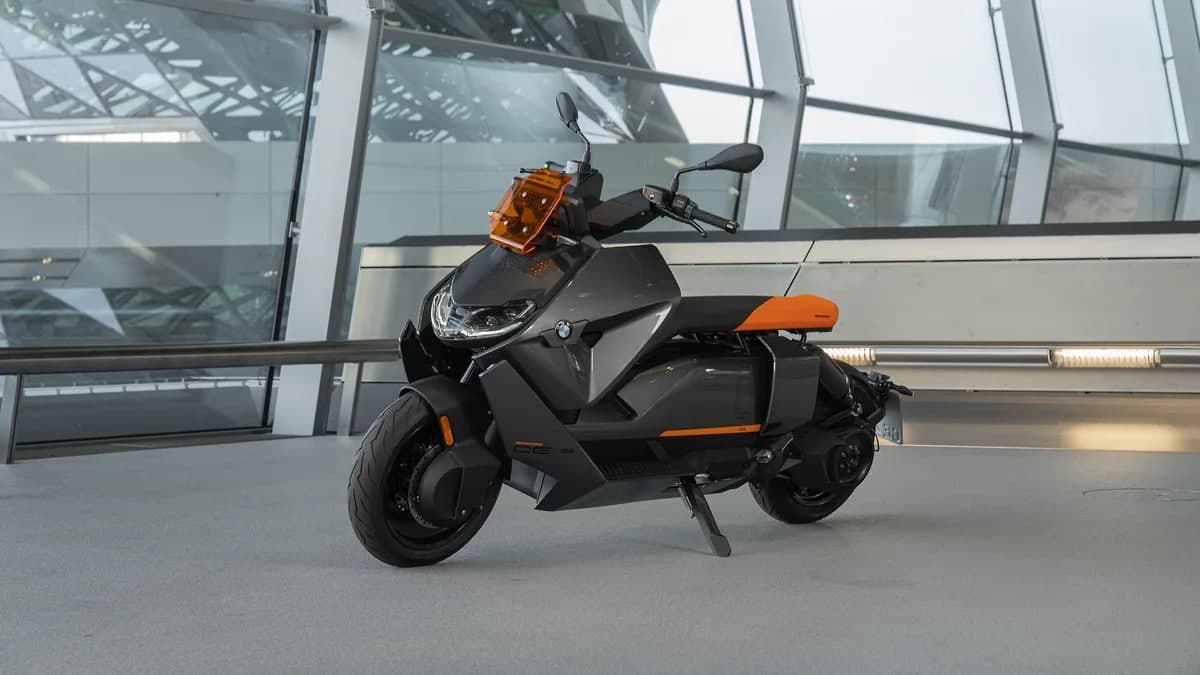BMW компанияси CE 04 электроскутерини сотувга чиқарди