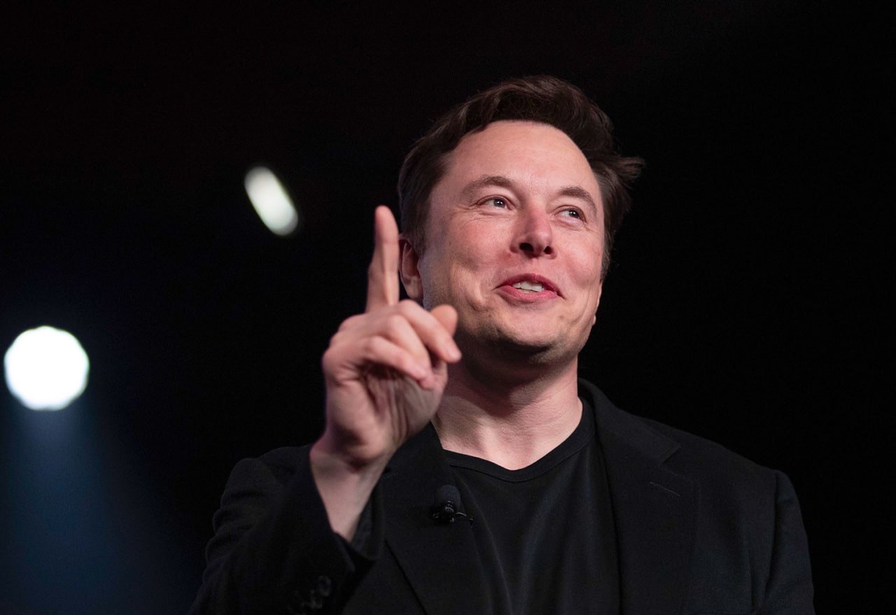 Маск Безосга жакузида эмас, компанияда кўпроқ вақт ўтказишни маслаҳат берди