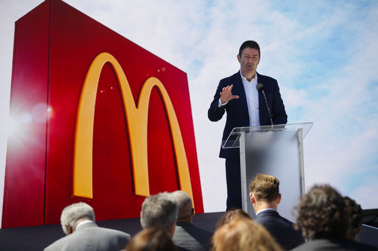 McDonald’s собиқ бош директори иши бўйича суд: у айрим ходимлар билан ишқий муносабатда бўлган