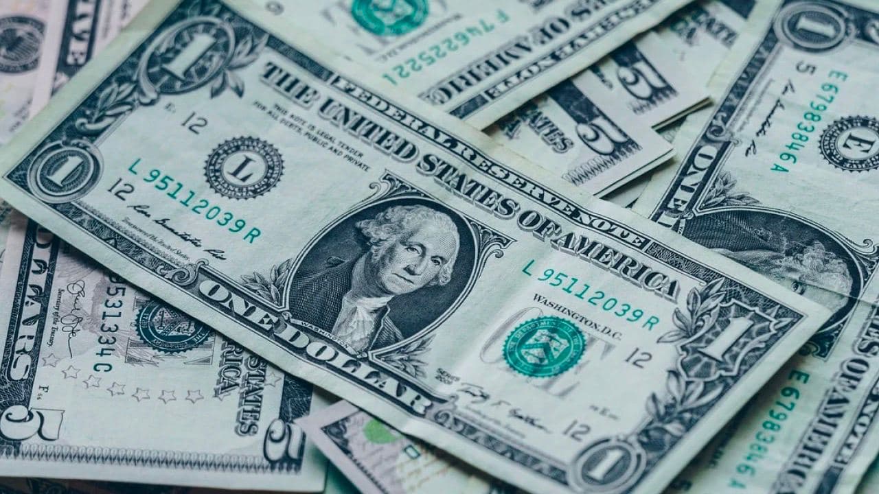 Ўзбекистонда доллар курси беш кунлик кўтарилишдан сўнг пасайди
