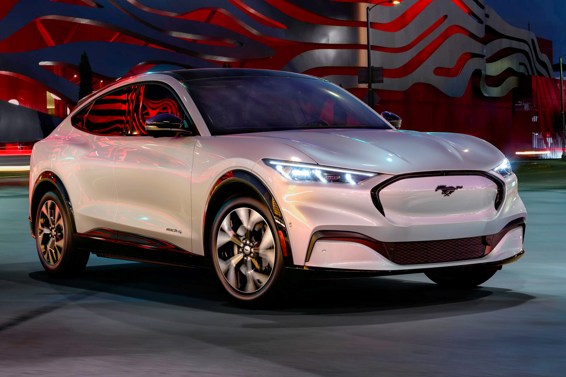 Ford Mustang электромобилини ишлаб чиқаришни уч баравар оширади