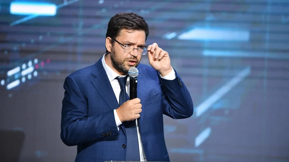 Алишер Усмонов ҳолдинги акцияларини сотиши ортидан VK бош директори ишдан кетади