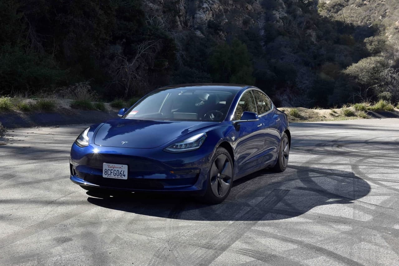 Tesla янги седанларини эски аккумулятор билан сотувга чиқарди