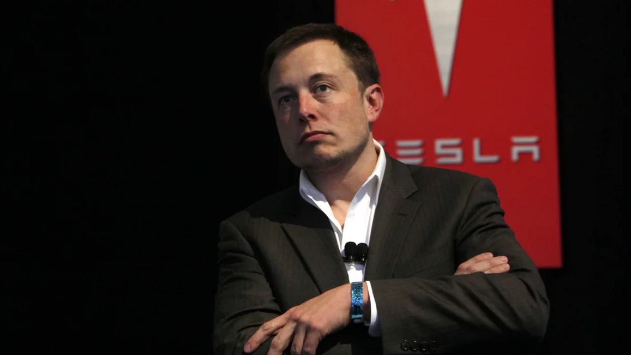 Tesla инвестори Илон Маскнинг твитлари туфайли компанияни судга берди