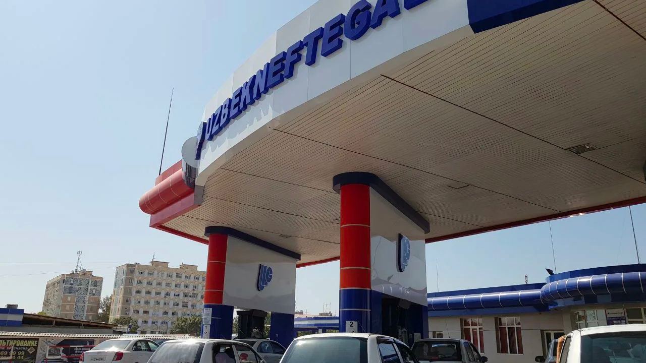 «Ўзбекнефтгаз» шохобчаларда бензин арзонлашганини рад этди