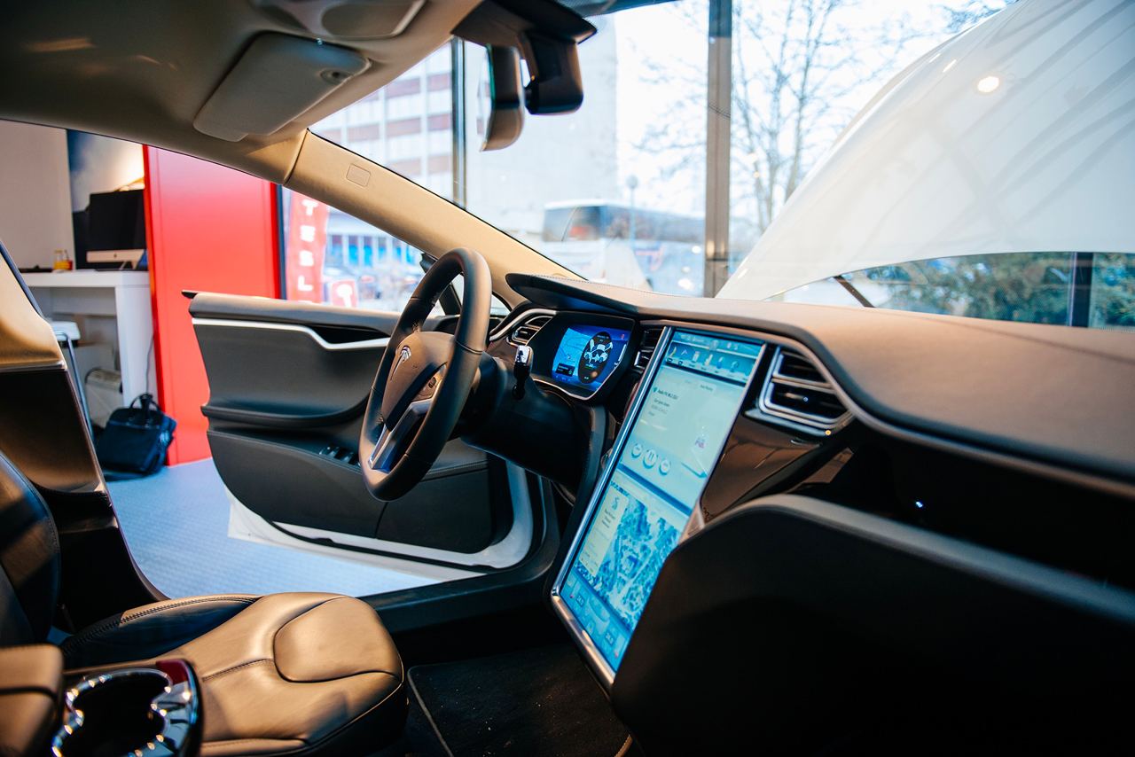 Германиялик 19 ёшли мутахассис Tesla электромобилларидаги жиддий заифликни топди