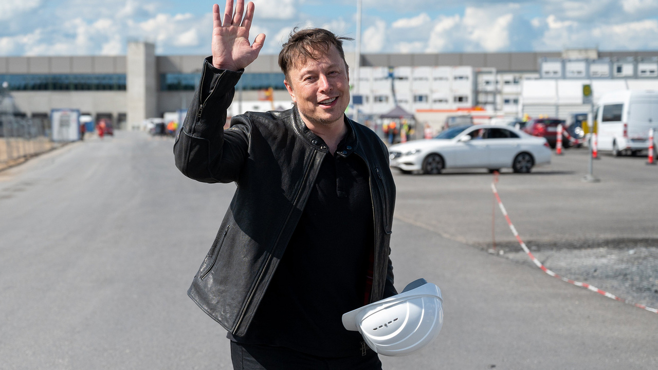 Илон Маск россиялик Tesla эгаларининг шикоятига жавоб берди