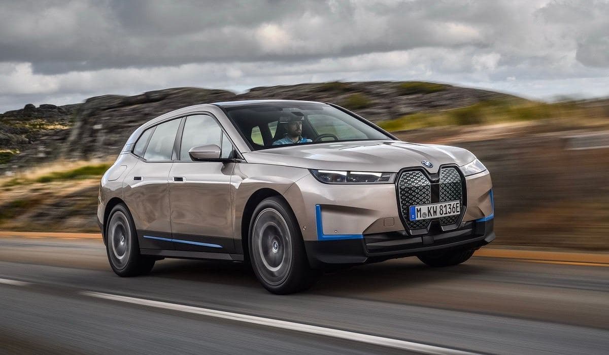 BMW сониялар ичида рангини ўзгартирувчи iХ электромобилини тақдим этди (видео)