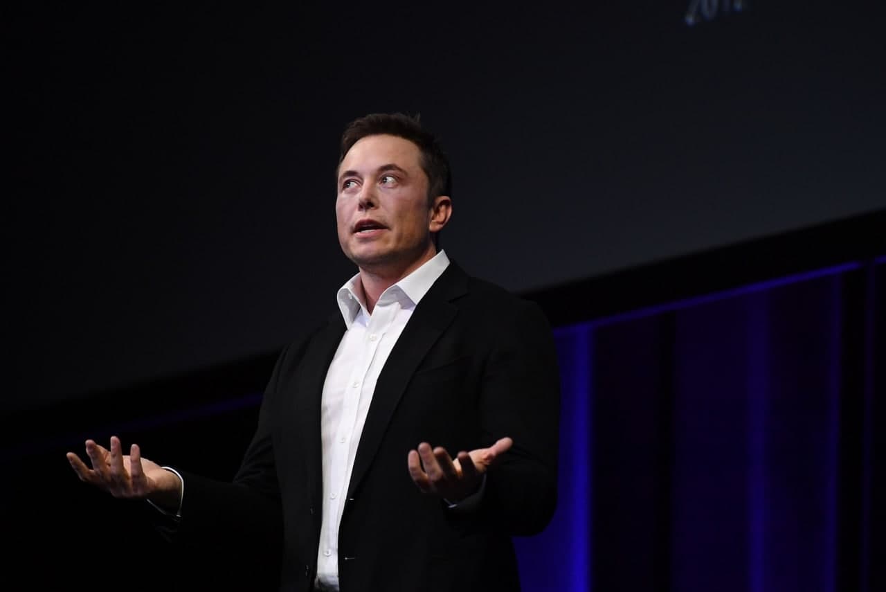 Tesla акциялари 9 фоизга тушиб кетди. Илон Маск қарийб 20 млрд доллар йўқотди