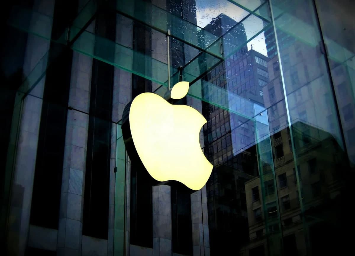 Apple 2022 молиявий йилнинг биринчи чорагида рекорд даромад кўрди