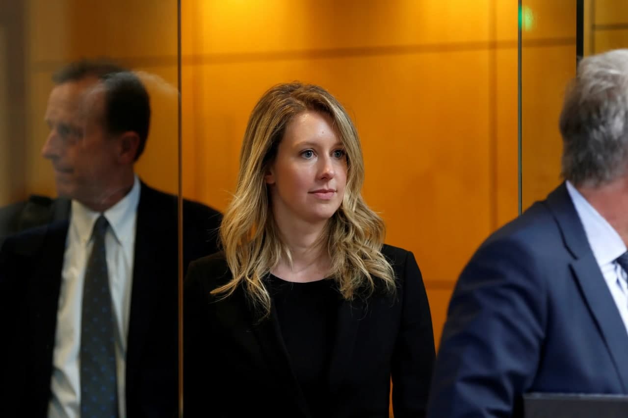 Theranos асосчиси миллиардер Элизабет Холмс инвесторларни алдаганликда айбланди