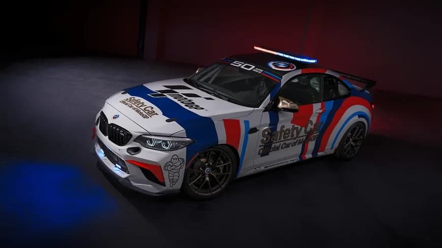 BMW янги пойга автомобилини намойиш қилди