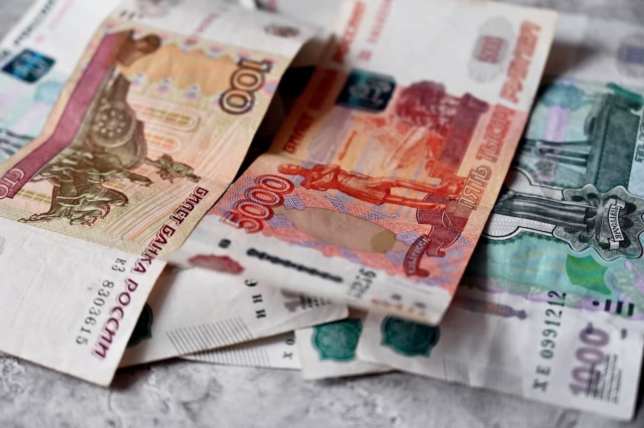 Россия ва Украина ўртасидаги кескинлик фонида рубль курси ва Москва биржаси индекси тушиб кетди