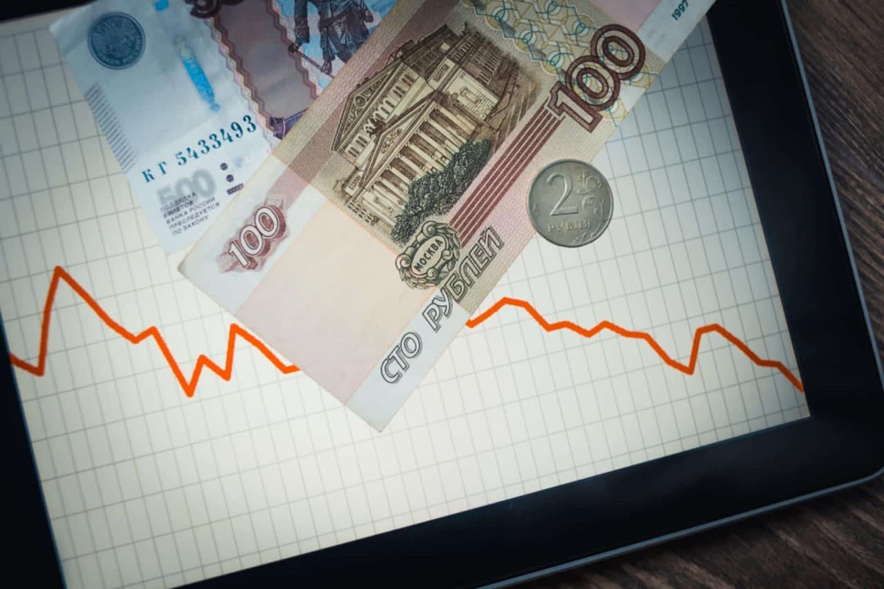 Россия Украина чегарасида ҳарбий операция бошлаганидан сўнг рубль кескин тушиб кетди