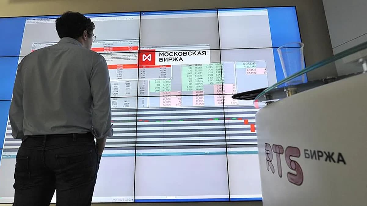 Рубль ортидан Россия фонд бозори қулади ва савдоларни тўхтатди