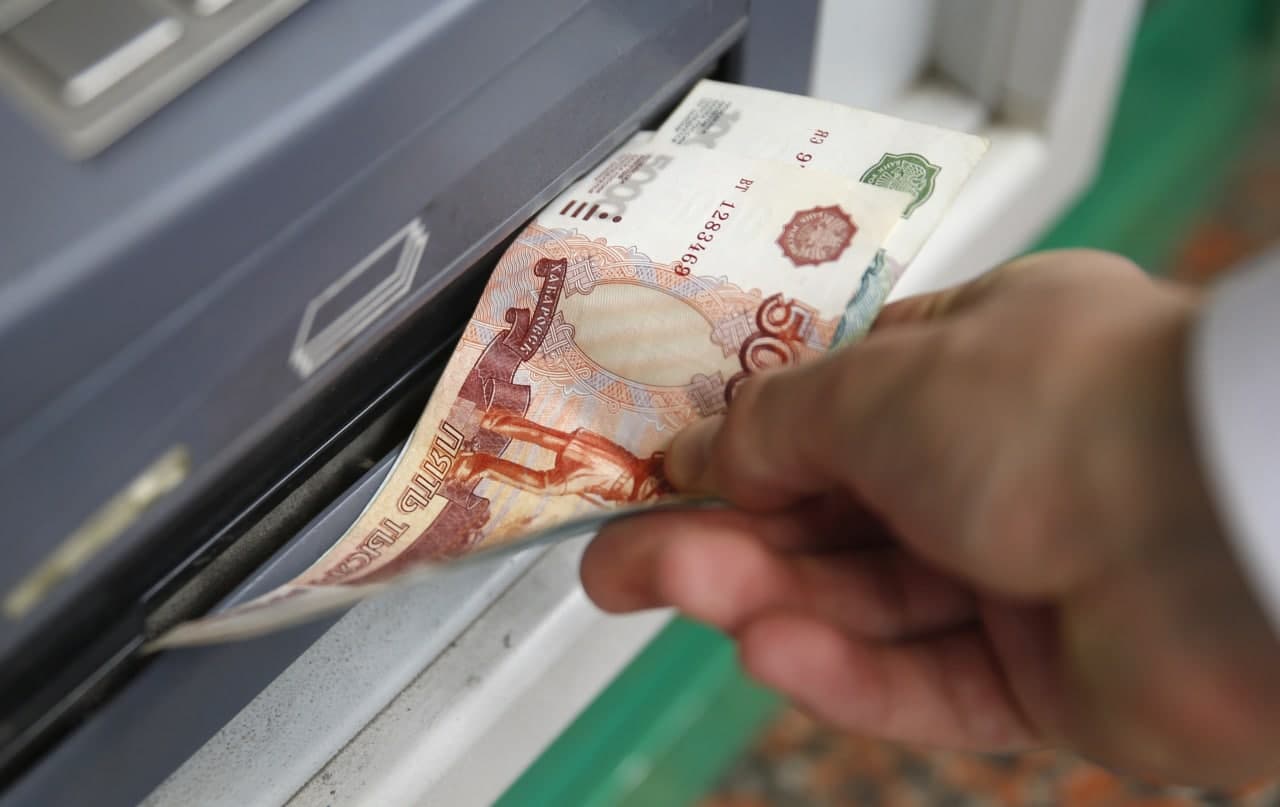 Россияликлар Украинадаги операция фонида банкоматлардан 111 млрд рубль нақд пул чиқариб олди