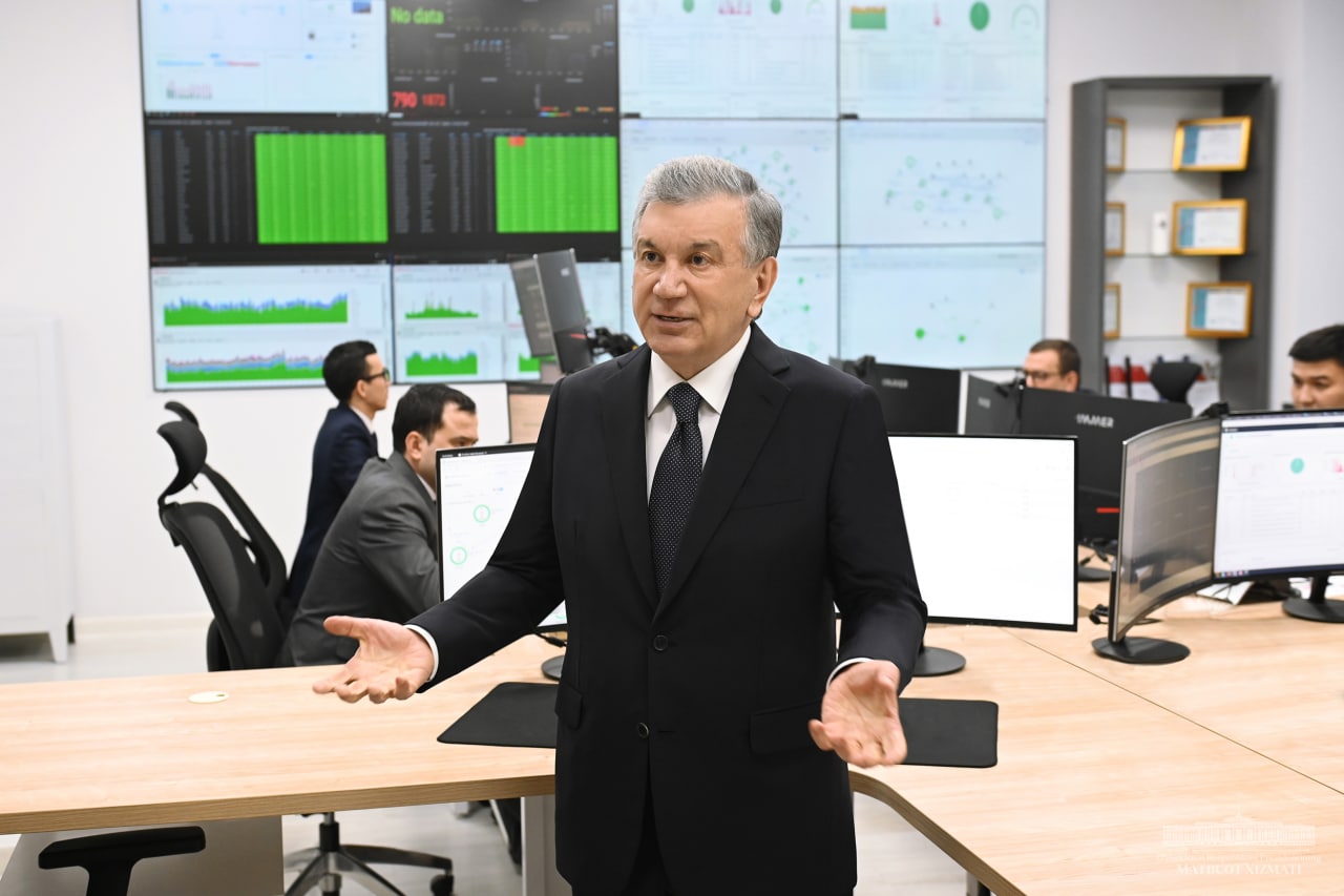 Шавкат Мирзиёев ДСҚнинг Маълумотларни қайта ишлаш марказини бориб кўрди