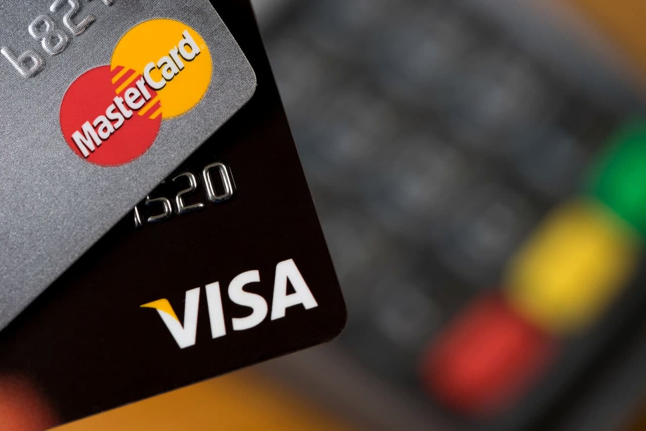 Россиянинг санкцияга учраган банклари Visa ва Mastercard карталарини чиқаришни тўхтатади