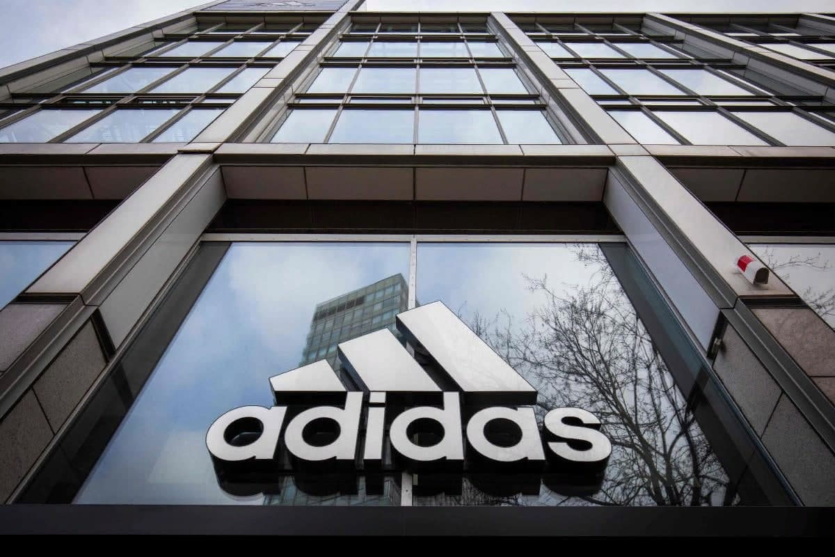 Adidas Rossiya futbol ittifoqi bilan shartnomani muzlatib qoʻydi