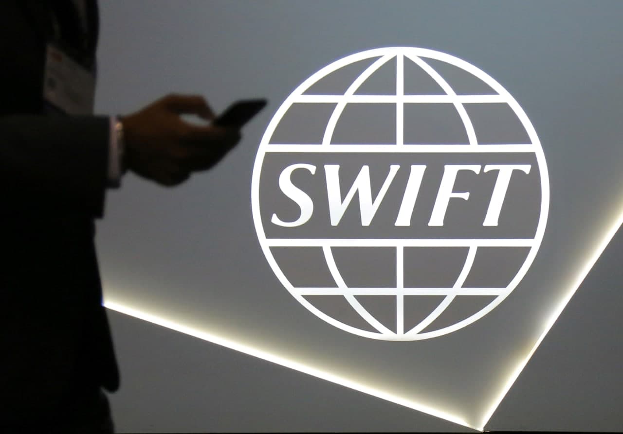 Европа Иттифоқи Россиянинг еттита банкини SWIFT тизимидан узиб қўйди