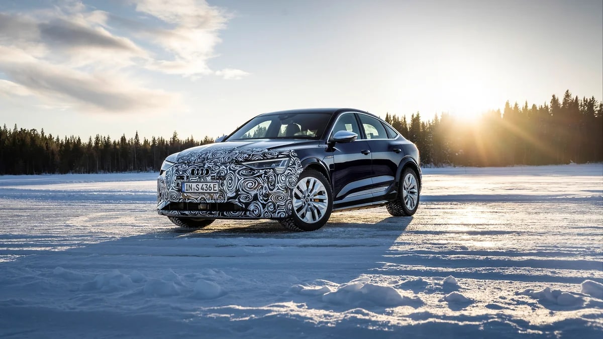 Audi e-tron электромобилининг янги версиясини намойиш қилади