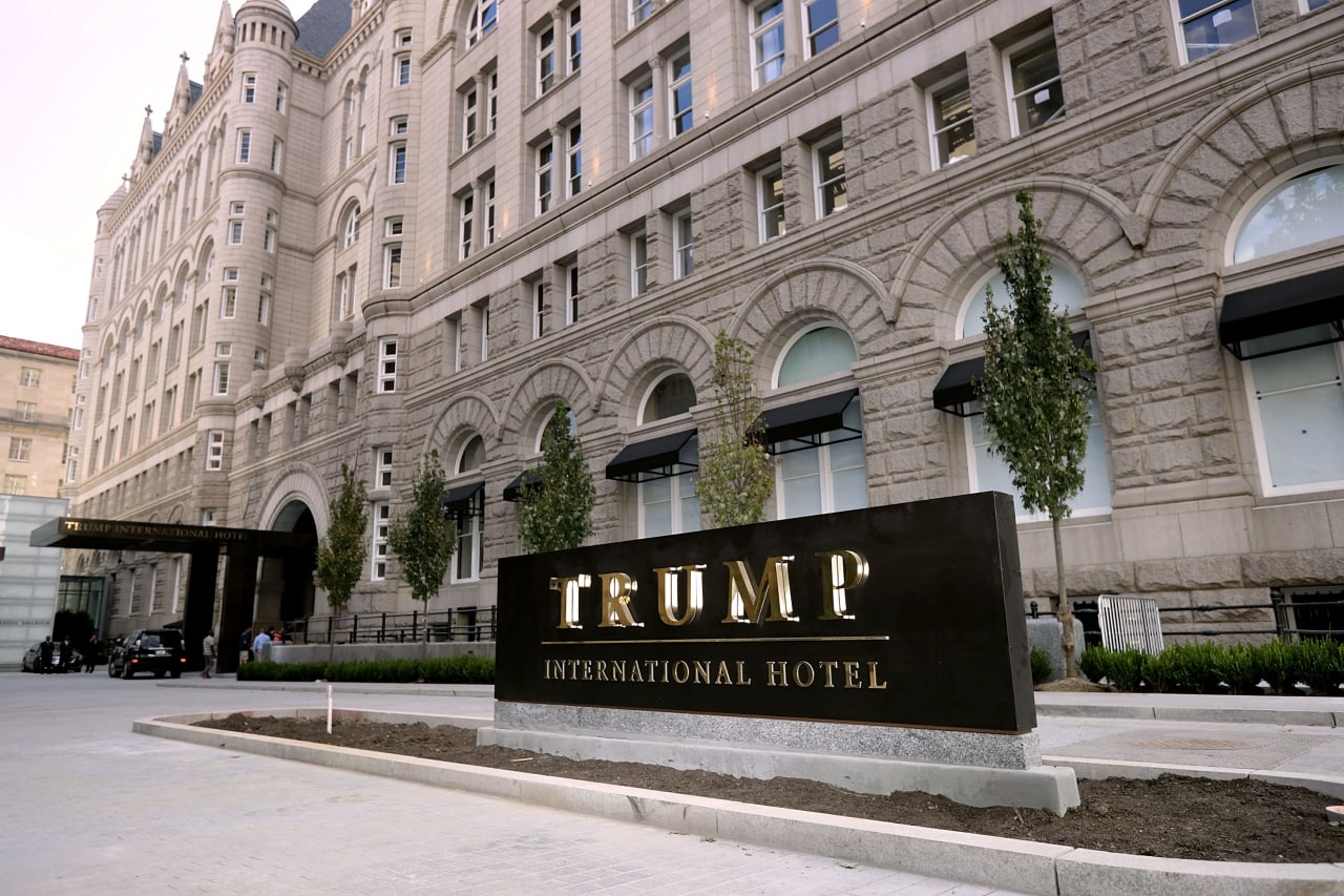 АҚШ ҳукумати Трамп компаниясига 375 млн долларлик меҳмонхонани сотишга рухсат берди