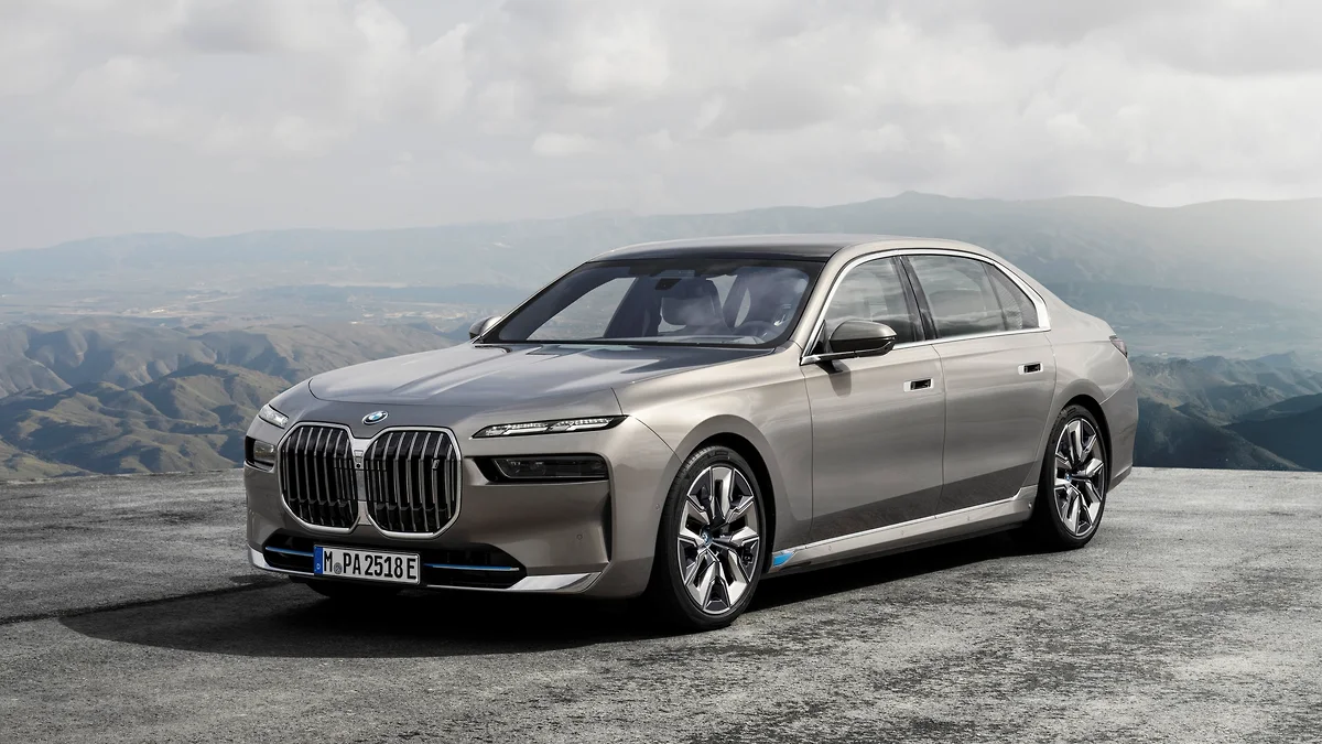 BMW i7 электроседанини намойиш этди (фото)