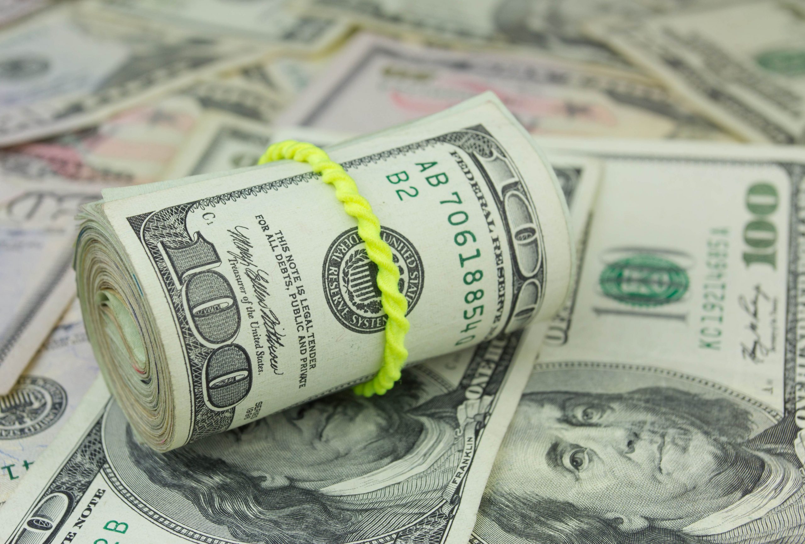 Oʻzbekistonda dollarning rasmiy kursi ketma-ket toʻrtinchi kun tushdi