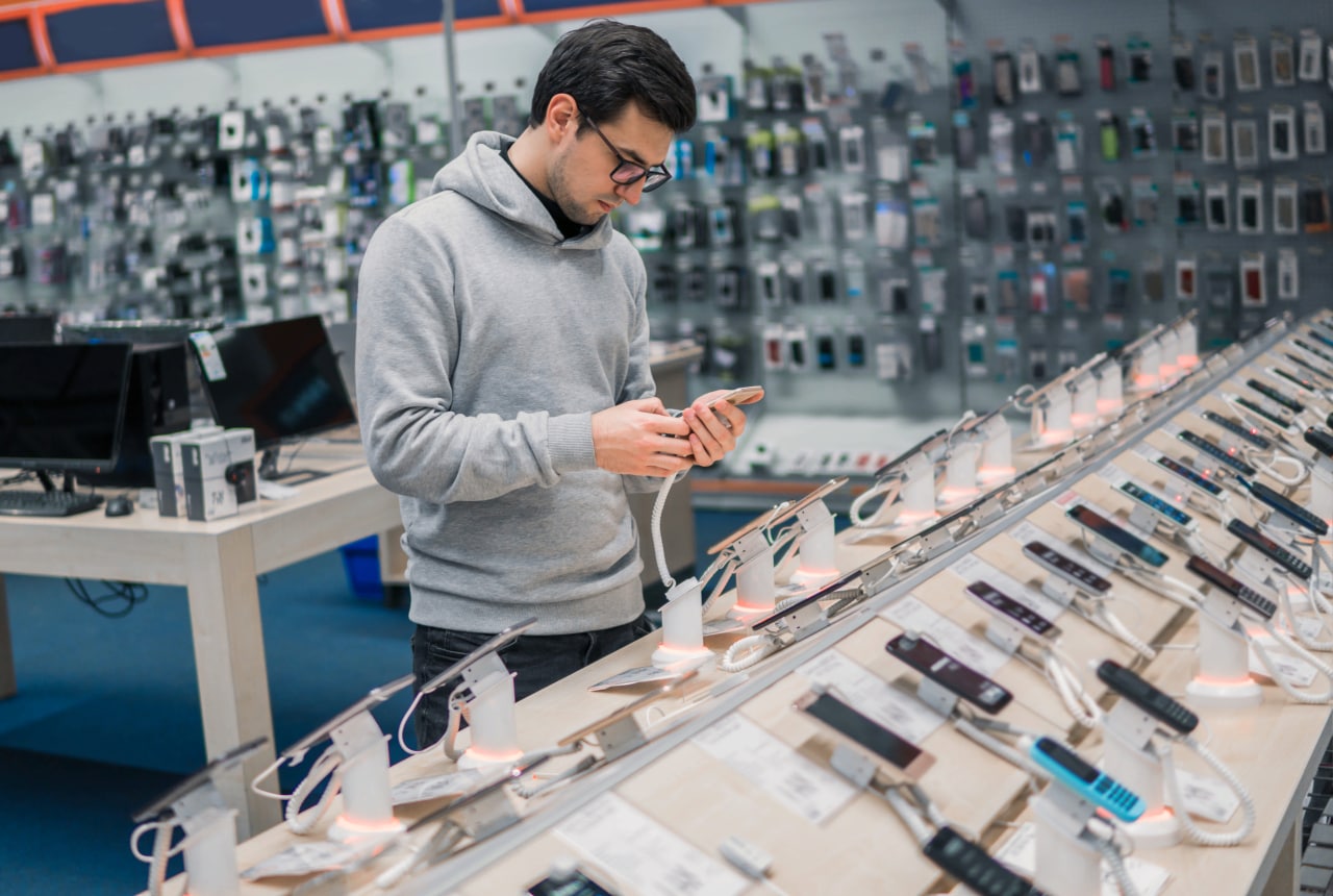 Apple’сиз дунё: Россиянинг маҳаллий смартфонлари iPhone ўрнини боса оладими?