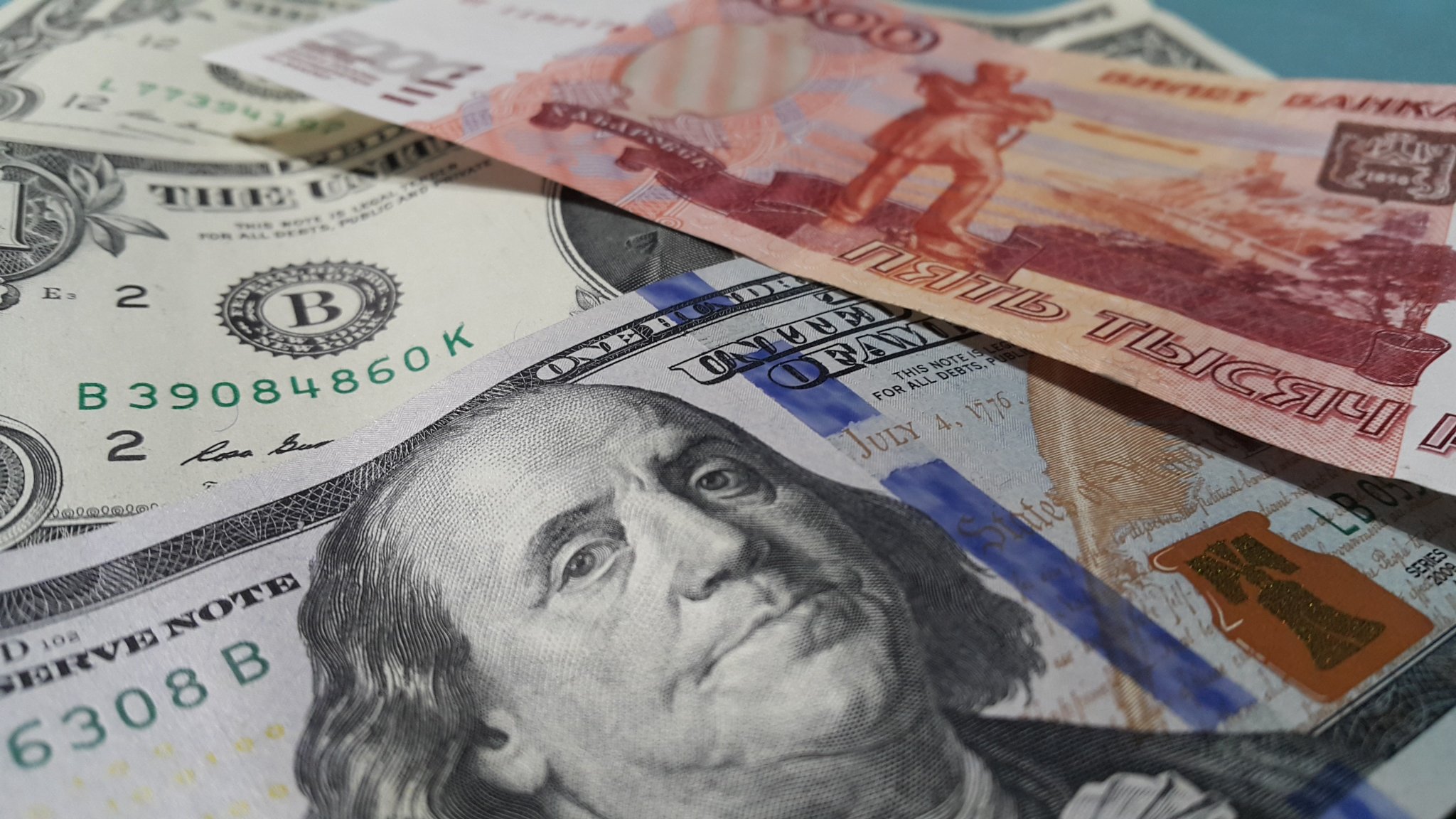 Oʻzbekistonda dollar va rublning rasmiy kursi tushdi