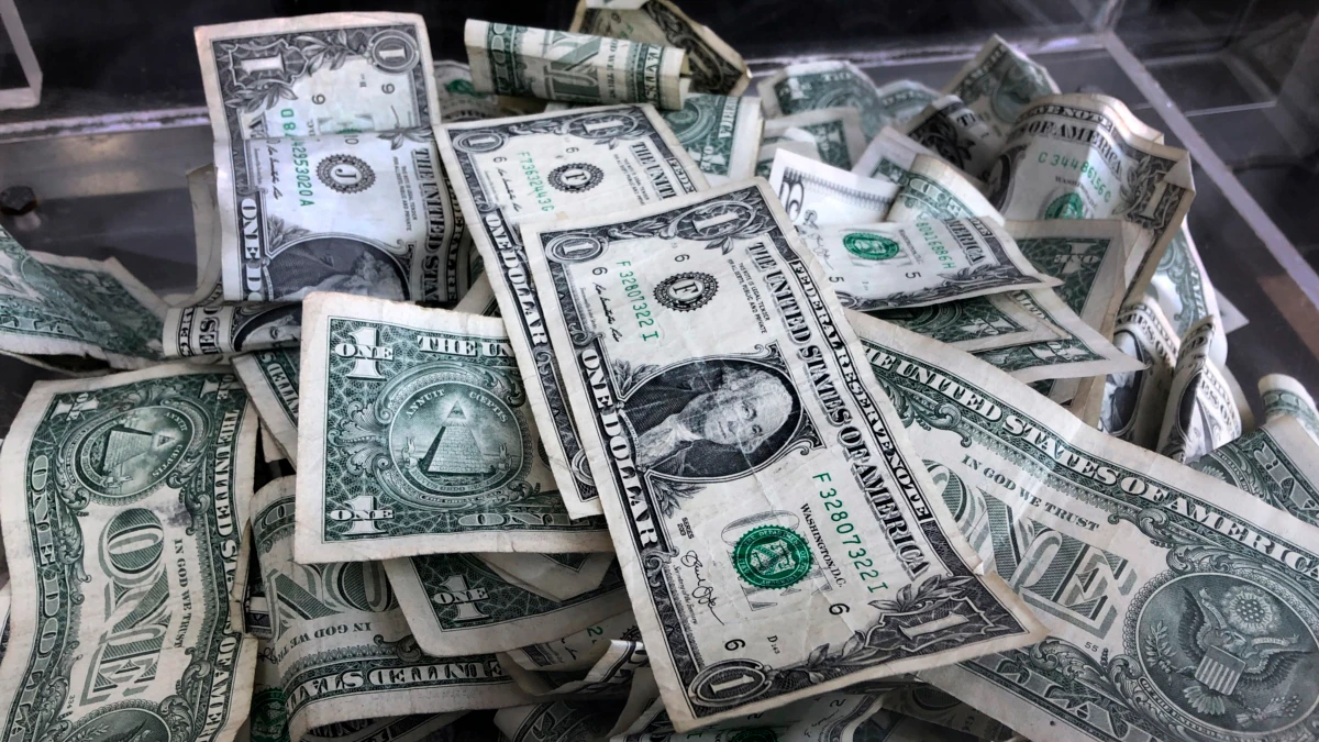 Oʻzbekistonda dollarning rasmiy kursi tushishda davom etmoqda