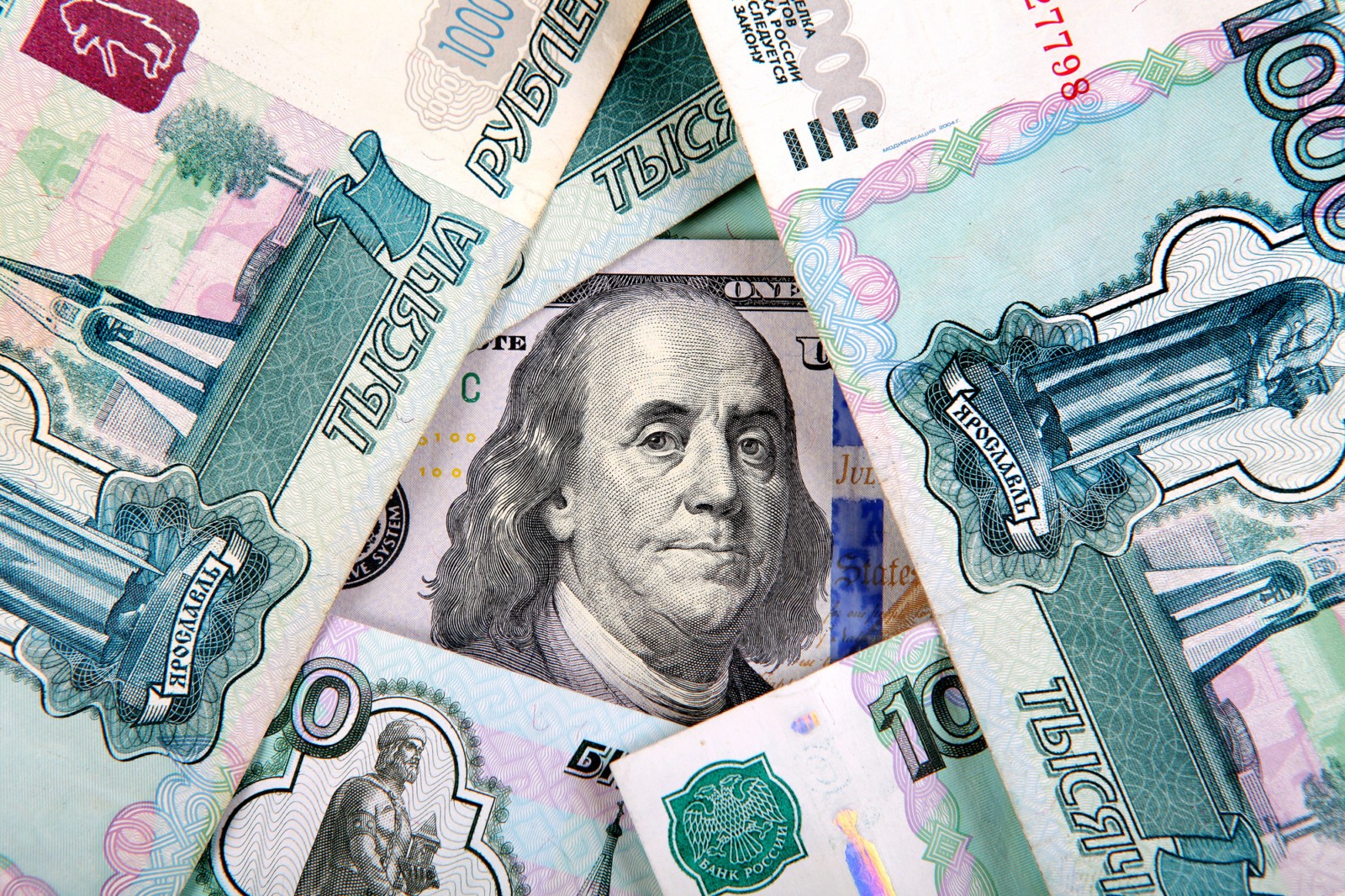 Oʻzbekistonda dollarning rasmiy kursi tushdi, rubl yana koʻtarildi