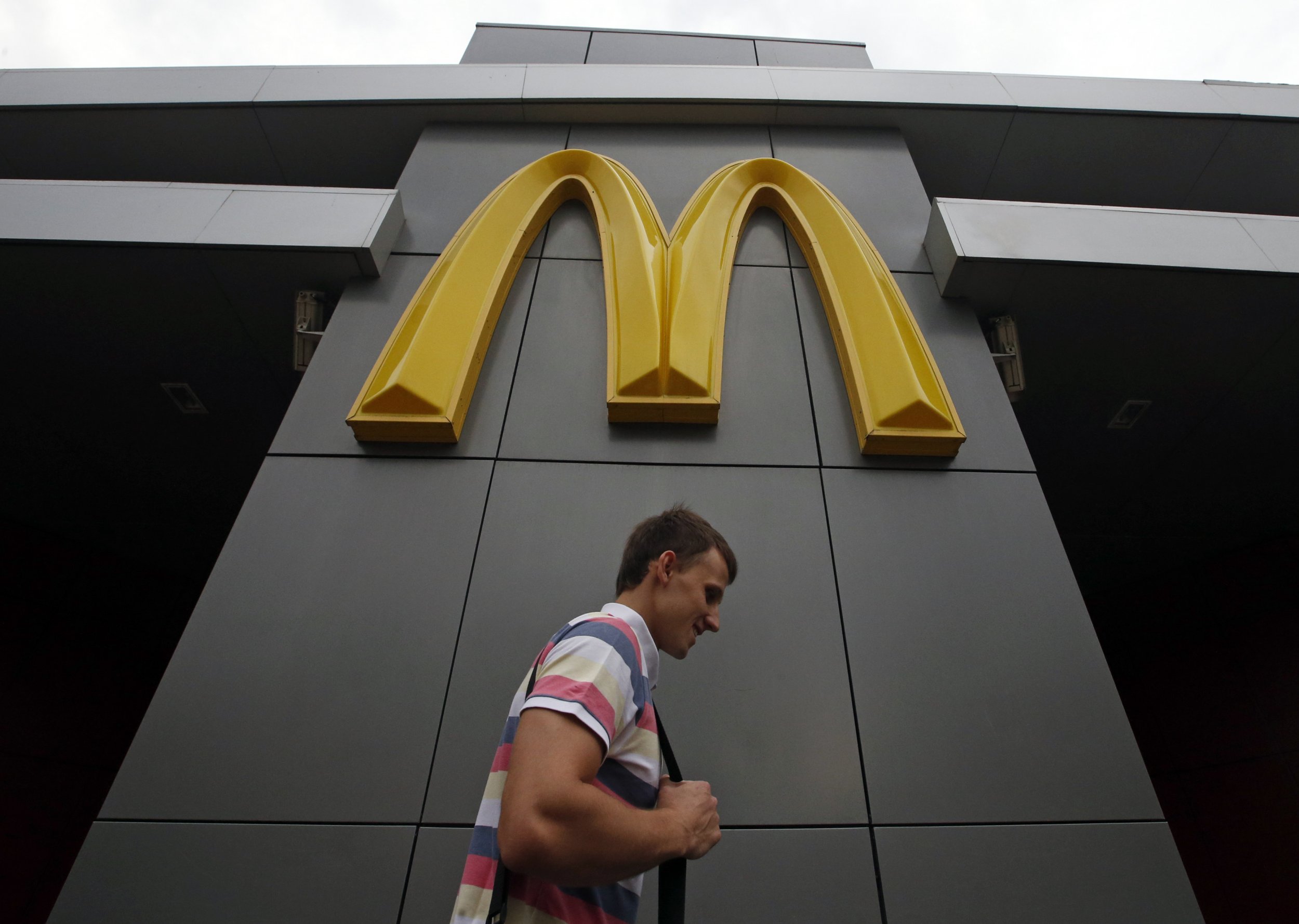 McDonaldʻs Rossiyadagi biznesini sotishi va mamlakat bozorini tark etishini eʼlon qildi