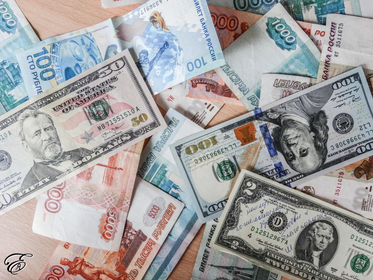 Ўзбекистонда долларнинг расмий курси пастлади, рубль рекорд даражага кўтарилди