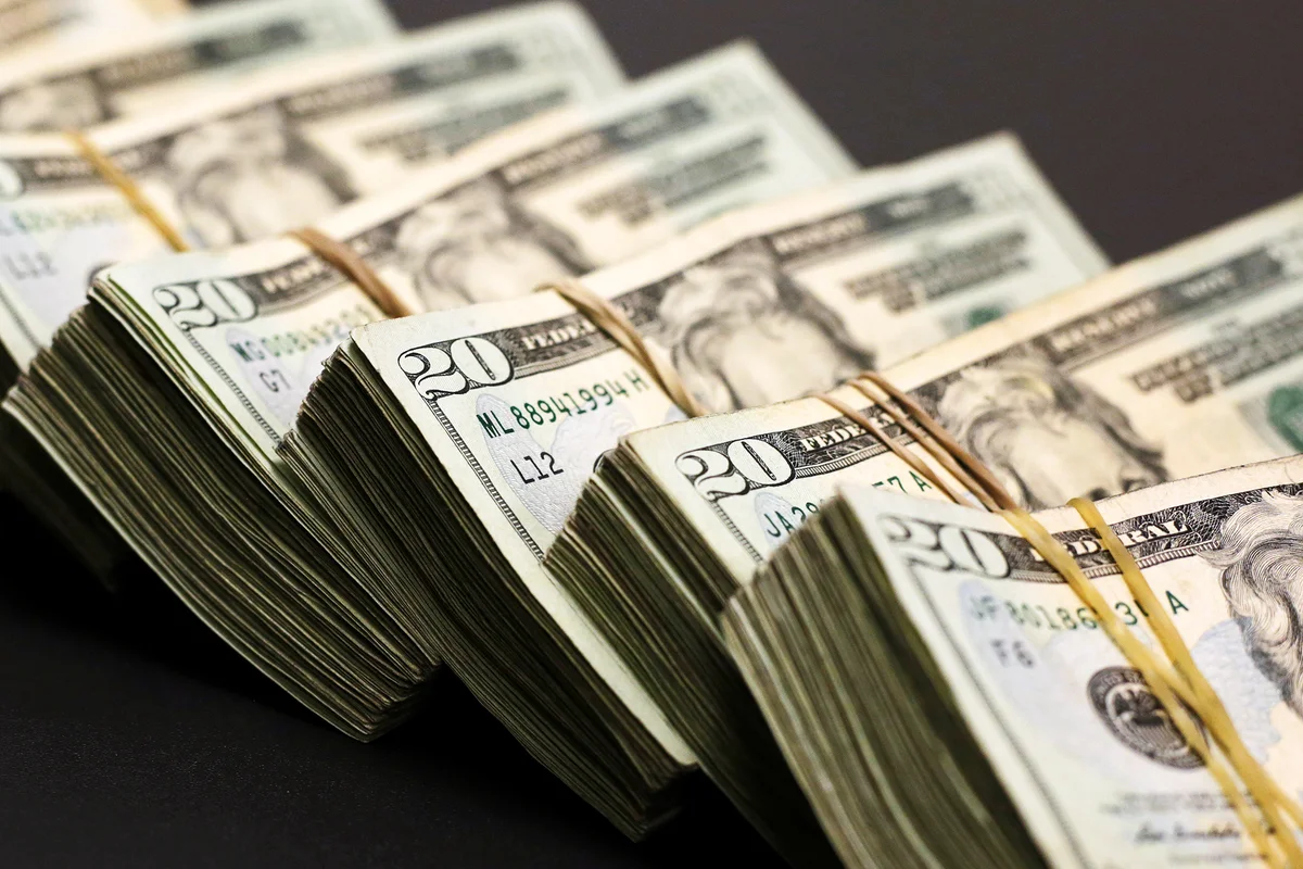 Oʻzbekistonda dollarning rasmiy kursi tushdi