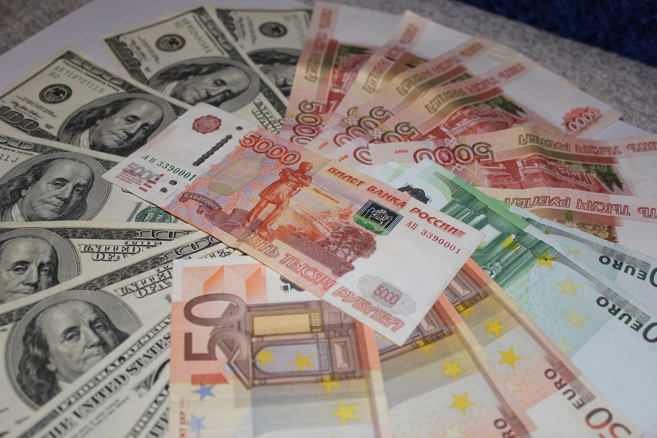 Oʻzbekistonda dollarning rasmiy kursi tushdi, rubl yana koʻtarildi