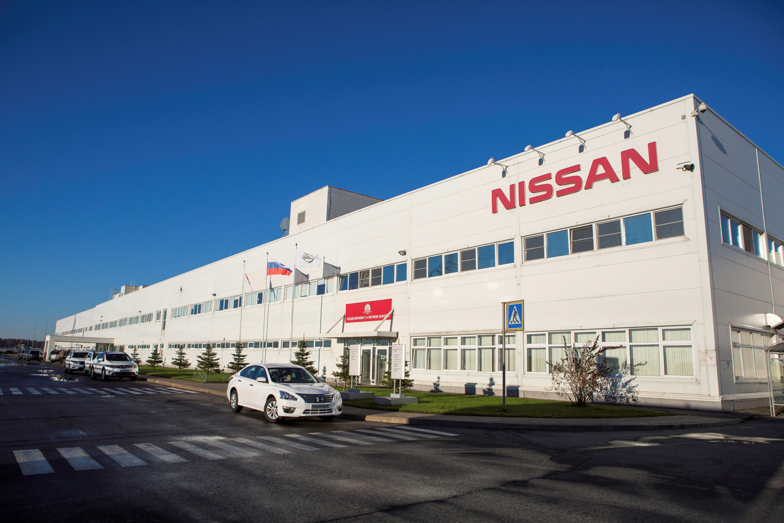 Nissan сентябргача Россияда автомобиль ишлаб чиқаришни тўхтатади