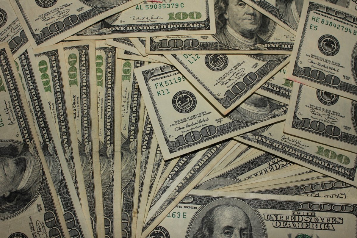 Oʻzbekistonda dollarning rasmiy kursi ketma-ket toʻrtinchi kun koʻtarildi