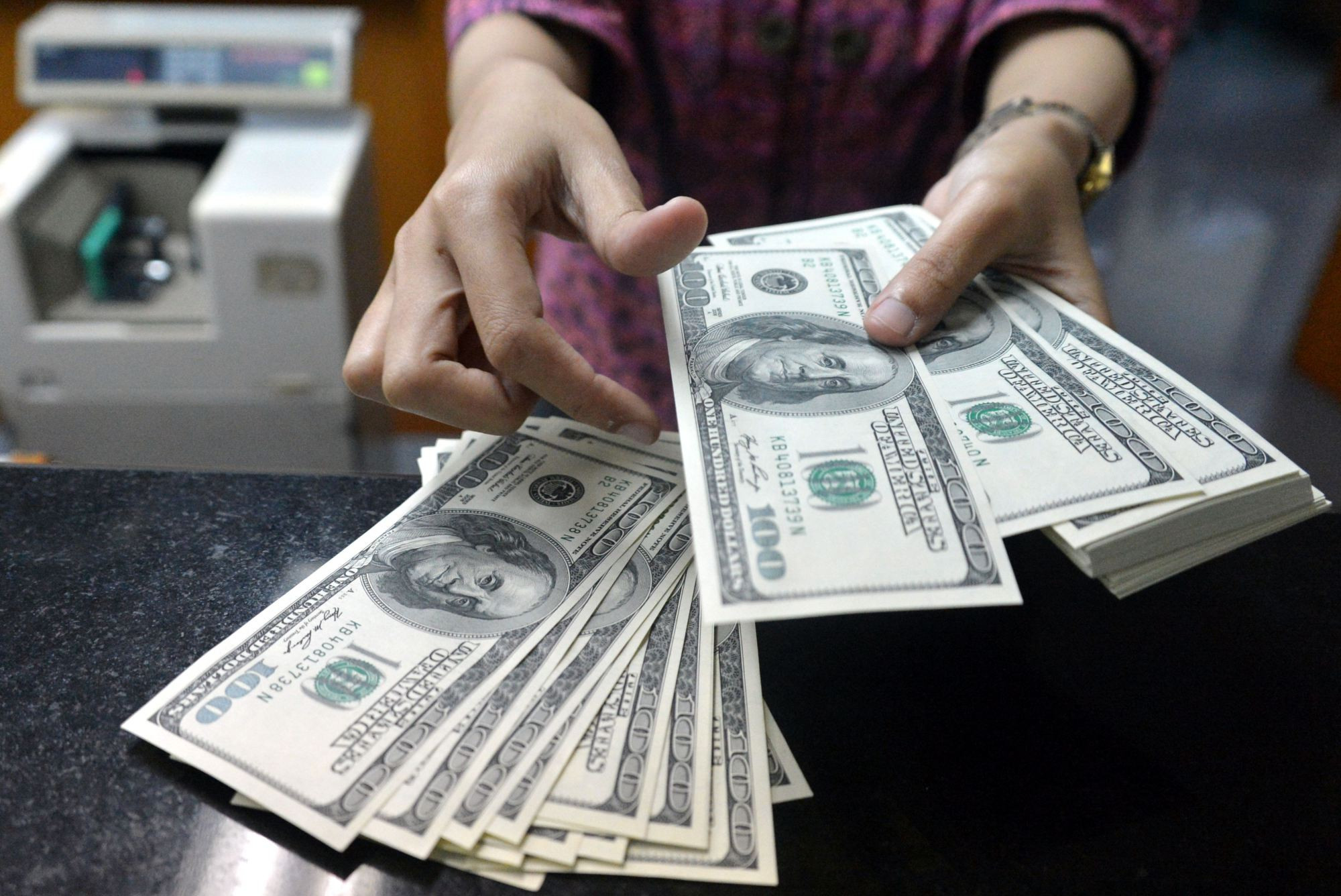 Oʻzbekistonda dollarning rasmiy kursi koʻtarilishni boshladi