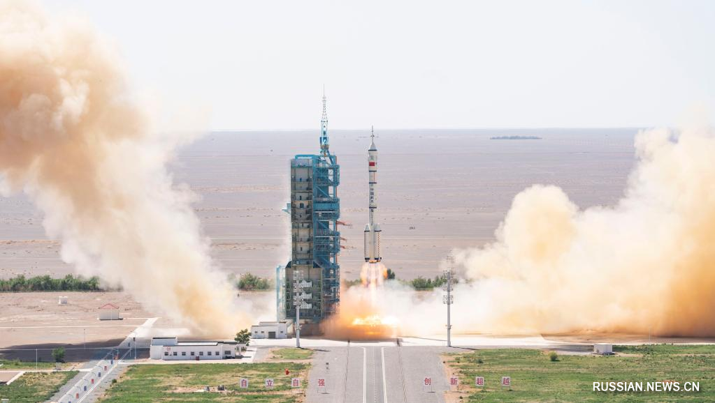 Хитой «Шэньчжоу-14» космик кемасини космонавтлар билан бирга орбитал станцияга учирди