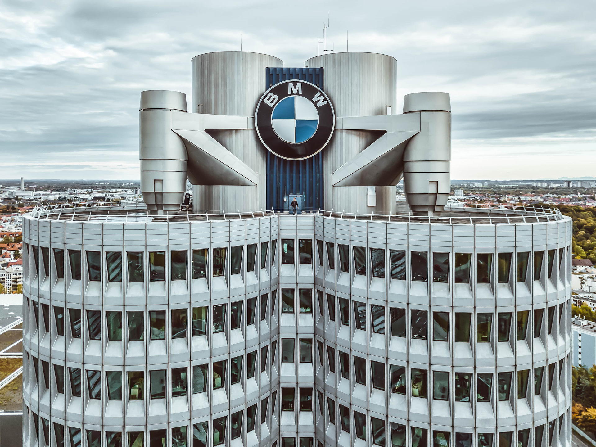 BMW электромобиль двигателари ишлаб чиқаришга 1 млрд евро сармоя киритади