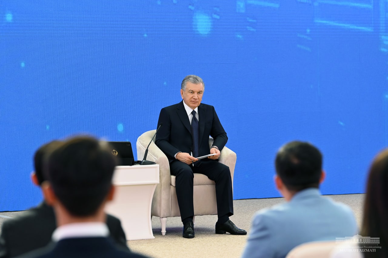 Шавкат Мирзиёев IT соҳасидаги камчиликларни санаб ўтди