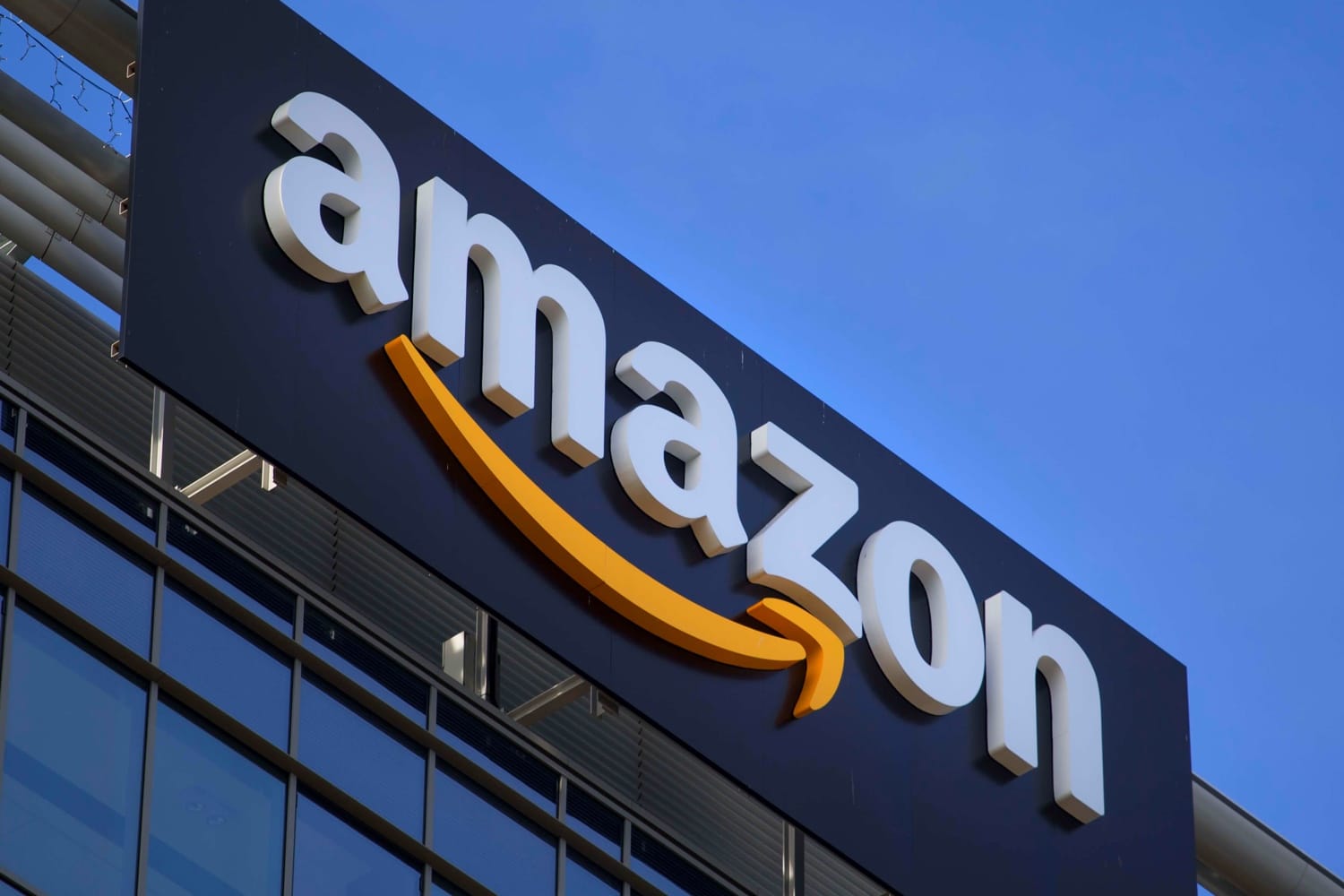 Amazon минглаб Facebook админларини судга берди