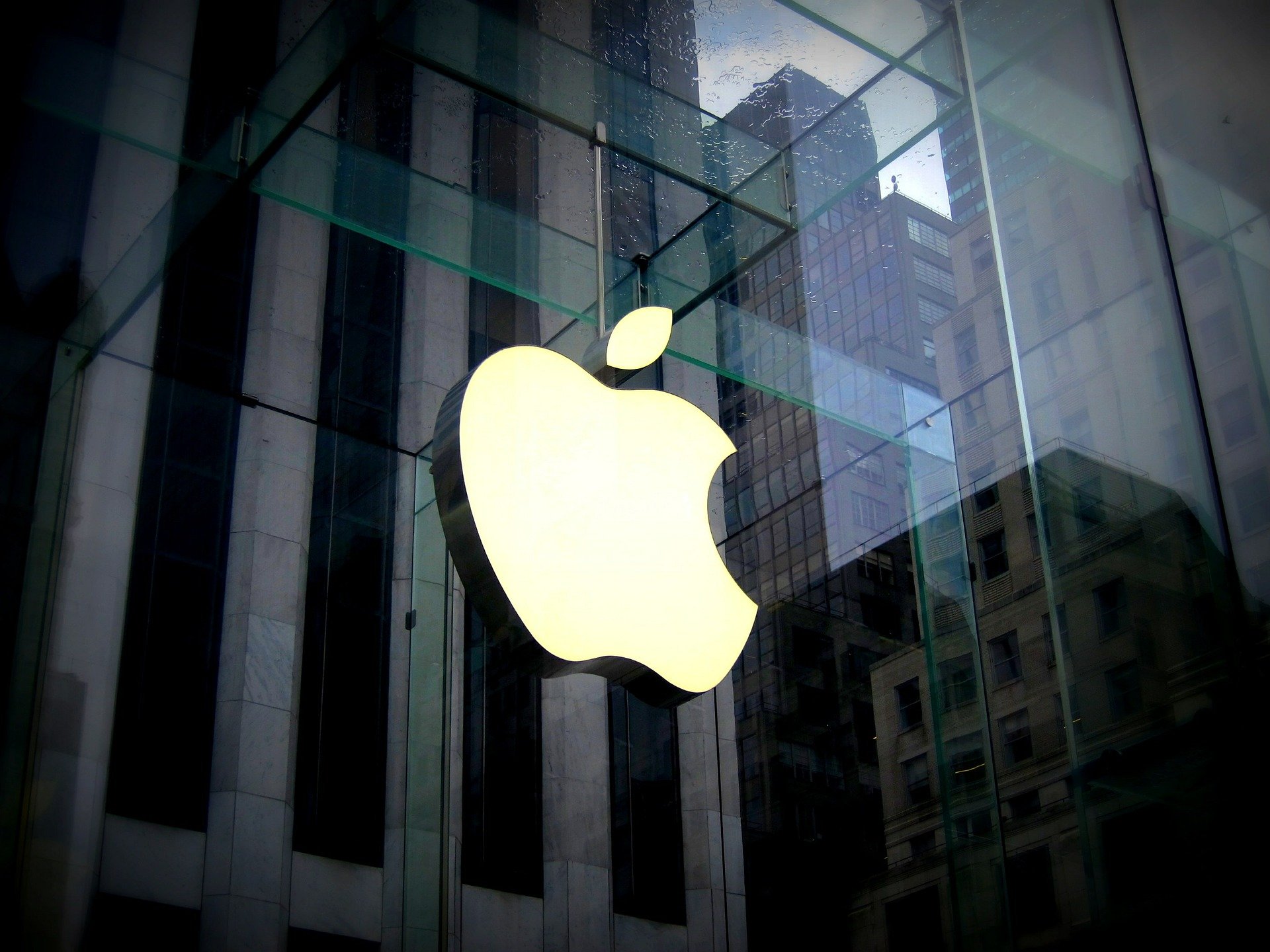 Тим Кук иккинчи чоракда Iphone харидорлари сезиларли ўсганини маълум қилди