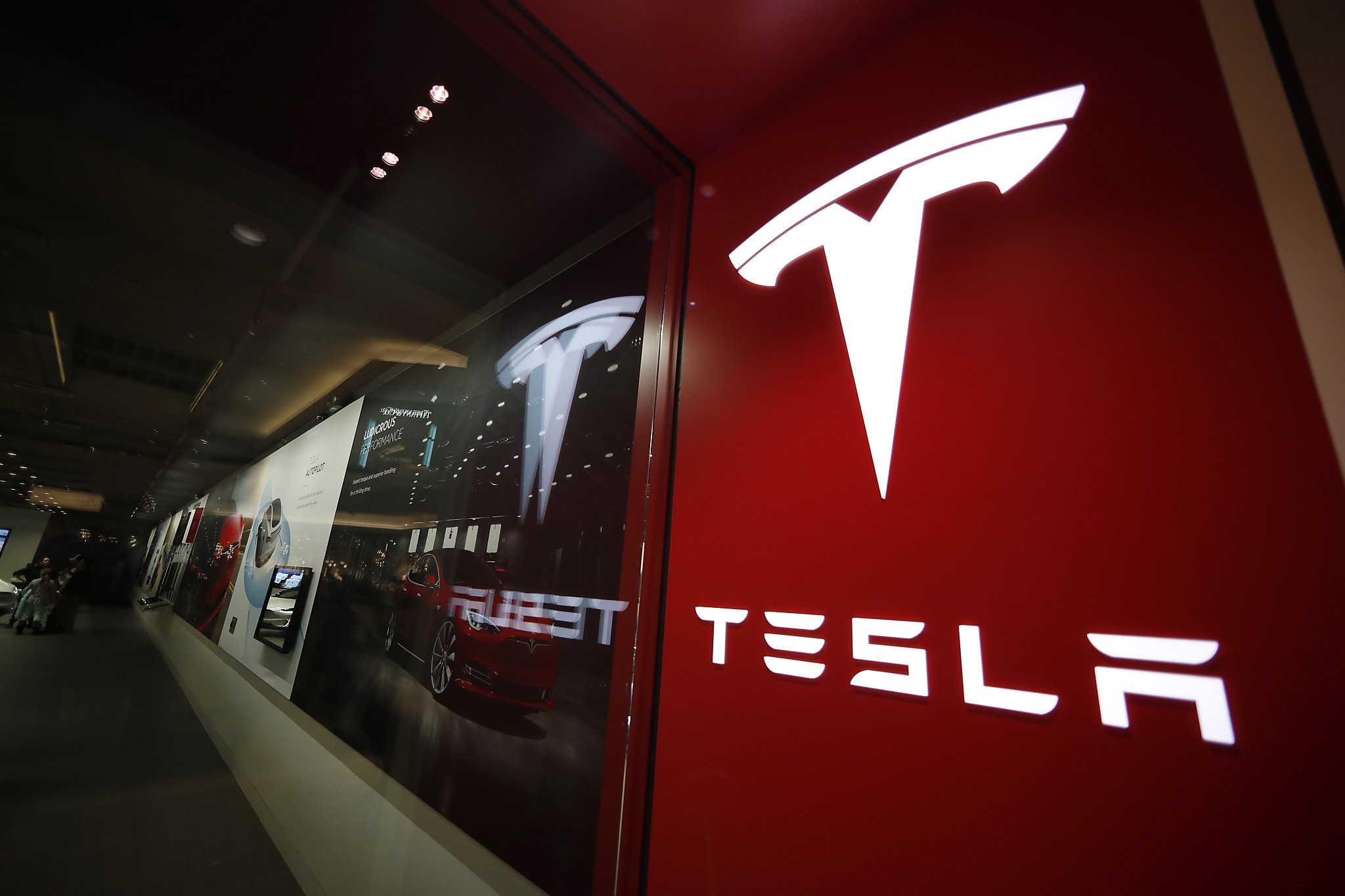 Tesla’нинг чораклик автомобиль етказиб бериш ҳажми икки йилда биринчи марта камайди
