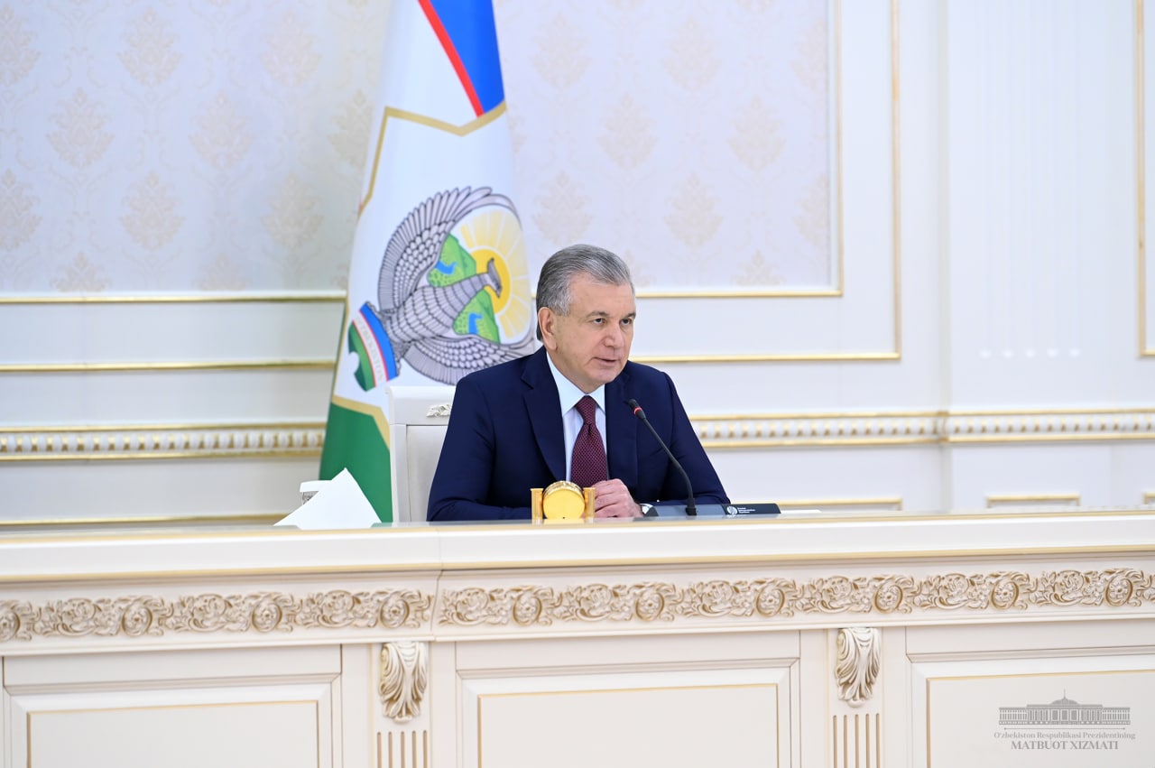 Шавкат Мирзиёев мактаб дарсликларини текин қилиш бўйича топшириқ берди